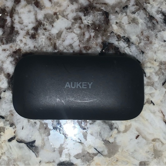 Black Wireless Earbuds w/ Charging USB - Picture 7 of 9